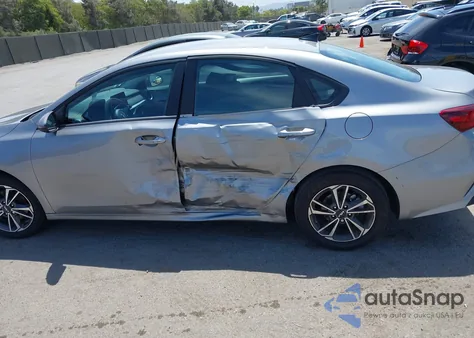 2024 Kia Forte Lxs z USA, uszkodzony, nr VIN 3KPF24AD3RE791397